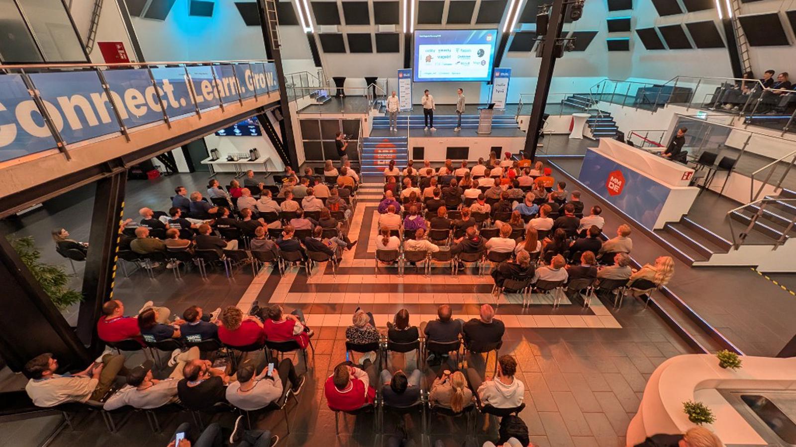 Blick von der Galerie auf das Publikum und die Bühne der Meet Magento Germany 2026 in der Pyramide Mainz