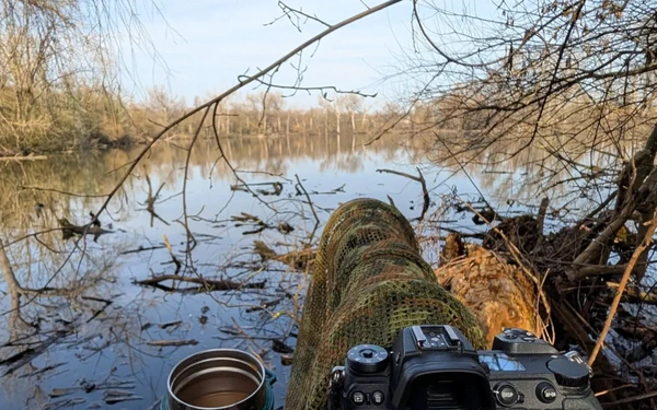 Naturfotograf mit Teleobjektiv in der Wildnis